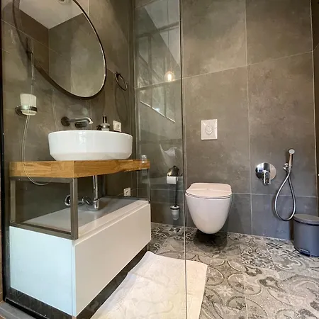 Retreat Тирана